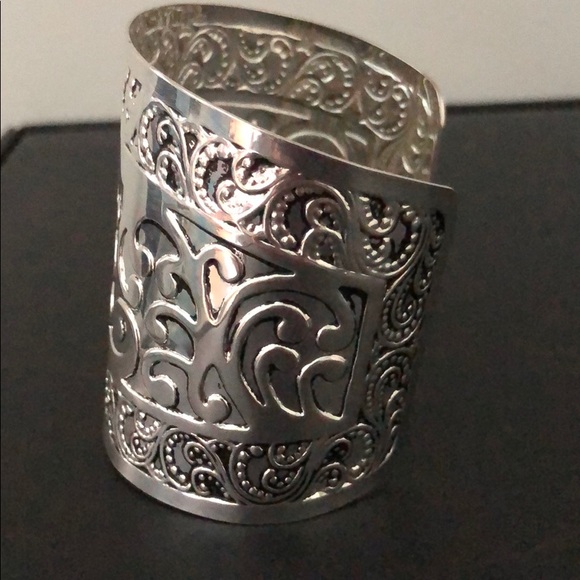 SILVER METAL CUFF BRACELET W/GORGEOUS DESIGN - Picture 6 of 13
